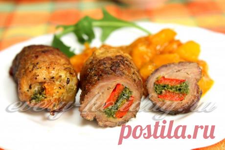 Мясные рулетики с паприкой и фруктовым соусом.