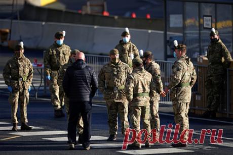 Британских военных отправят доставлять продукты в магазины. В Великобритании из-за нехватки продуктов в супермаркетах военнослужащих отправят доставлять товары первой необходимости и медицинские принадлежности в магазины страны. Около двух тысяч военных водителей из Королевского логистического корпуса и других подразделений находятся в режиме повышенной готовности.