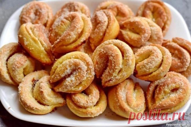 ​Сахарное печенье на кефире Готовим Рождественский обеденный стол! 🎄🥨🥐🥮☕🥟🍮🎄Тесто на кефире отличается своим свойством долгое время оставаться свежим и мягким. Это рецепт быстрого приготовления, тесто замешивается быстро, не требует расстойки. Печенье формируется в виде небольших ракушек, что смотрится очень...