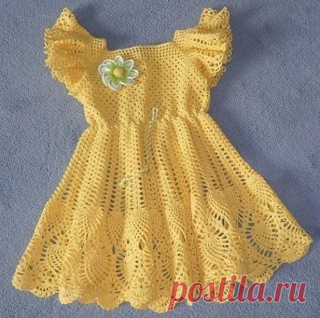 Платье крючком для девочки. Краткое описание от автора + схемы. 
Верх начала вязать по схемке, 
в последствии меняя рисунок по настроению.
Крылышки начально вязала по схеме
в последствии также меняя под своё представление.
Сделала фото, по нему можно тоже вязать (это тоже почти схема, в прошлый раз получила много вопросов, как именно я вязала их).
Материал: 100 % хлопок, нитки бобинные, толщина чуть толще чем Ирис, ушло 210 грамм.