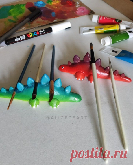 Dinosaur brush rests