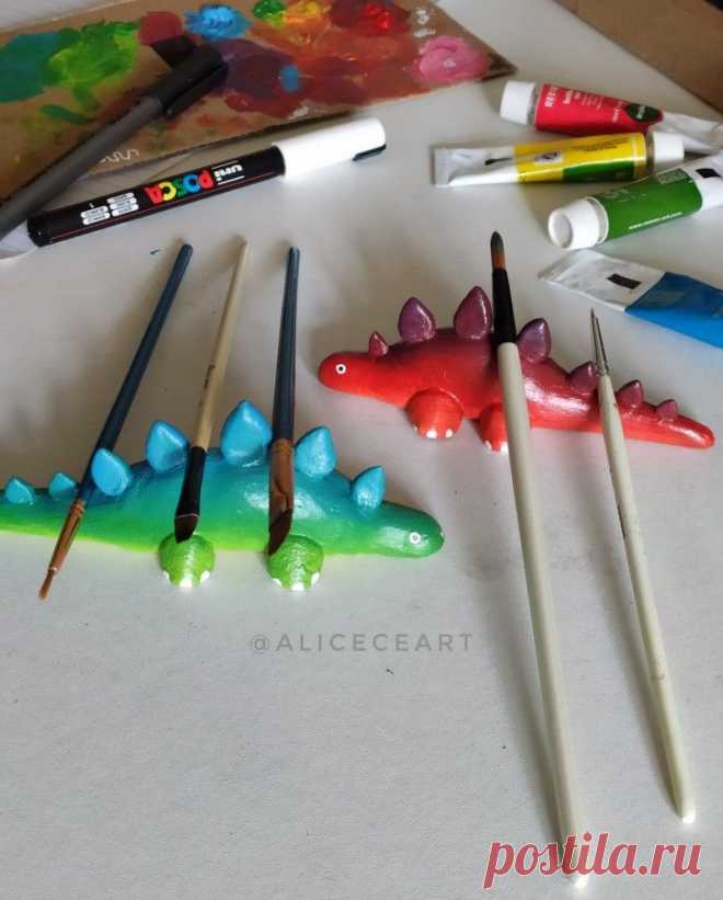 Dinosaur brush rests