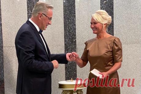 Телеведущий Норкин женился во второй раз. Ведущий программы «Место встречи» на НТВ Андрей Норкин женился. 53-летний журналист опубликовал на своей странице в Instagram серию фотографий, сделанных в ЗАГСе. Снимки он сопроводил короткой подписью: «Вот». Имя избранницы он не раскрыл. Данный брак стал вторым для телеведущего.