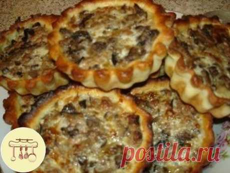 ПЕРЕПЕЧИ С МЯСОМ, С КАПУСТОЙ
Перепечи — это удмуртское национальное блюдо. Подается в горячем виде. Начинки к перепечам самые разнообразные: мясо, жареные свежие грибы, маринованные грибы, печень, яйцо с луком, картофель, капуста, есть еще перепечи с кровью, и конечно же к чаю — сладкие с вареньем.
Ингредиенты:
(для теста на двадцать перепеч):
4 стакана муки
2 яйца
2 ст.ложки растопленного сливочного масла или маргарина
1 стакан молока или воды (я готовлю на молоке)
1 ст.ложку сахара
1/2 ч.л