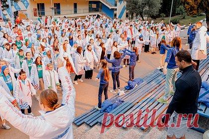 Спортсмены организовали зарядку в «Артеке» для финалистов «Большой перемены». Участники социального проекта «Команды Звездный Десант» проводят утренние зарядки для финалистов Всероссийского конкурса «Большая перемена» — проекта Федерального агентства по делам молодежи (Росмолодежь).