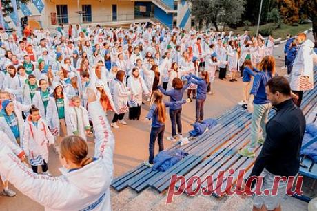 Спортсмены организовали зарядку в «Артеке» для финалистов «Большой перемены». Участники социального проекта «Команды Звездный Десант» проводят утренние зарядки для финалистов Всероссийского конкурса «Большая перемена» — проекта Федерального агентства по делам молодежи (Росмолодежь).