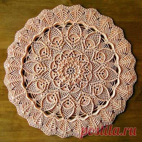 Салфетка с ананасами. Рельефные столбики Предлагаю схему красивой салфетки с ананасами. Вяжется с использованием витых столбиков, которые придают салфетке объемность.…