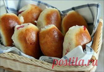 Пирожки за пять минут. Ну очень легкое тесто !!!

Сохраните себе на стену. Пригодится !!!

Ингредиенты:

- 4 ст. муки (иногда нужно чуть больше, т.к. мука бывает разная) - 2 ст. л сахара - 1\2 ч.л. соли - 2 ст. л. масла подсолнечного - 500 мл. молока (можно греть, можно и прям из холодильника, пробовалось и так и так результат одинаковый) - пакет сухих дрожжей 11 гр. (использую маленький пакетик СафМомент)

Этот рецепт рассчитан на ленивцев которые и пирожки любят и с тест...