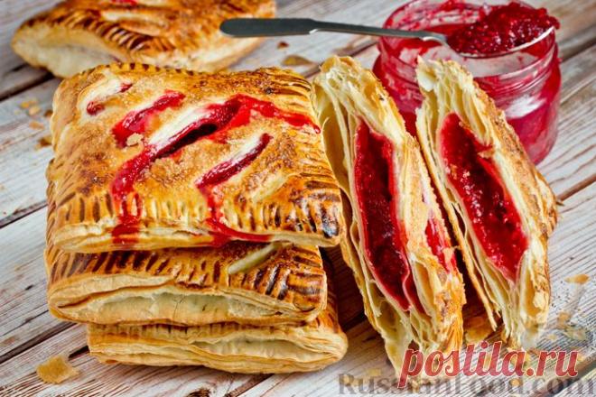 Пирожки из слоеного теста, рецепты на RussianFood.com: 303 рецепта  Пирожки из слоеного теста получаются очень воздушными. Очень удобно делать пирожки из готового слоеного теста, они потребуют совсем немного вашего времени. Такое тесто бывает двух видов. Пирожки из слоеного бездрожжевого теста легкие и хрустящие, а пирожки из слоеного дрожжевого теста более мягкие и нежные.
