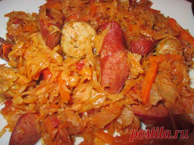 капуста тушеная с сосисками.