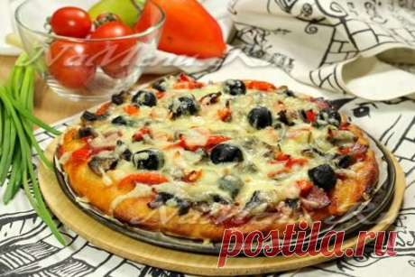 Пицца с грибами, колбасой и маслинами