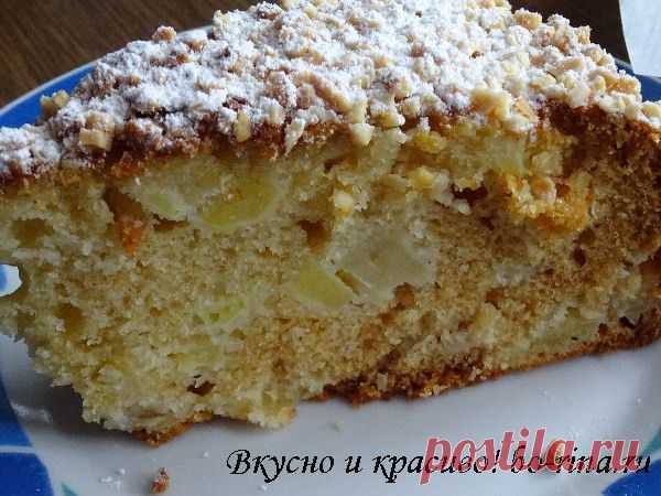 Медовый пирог с яблоками и орехами.