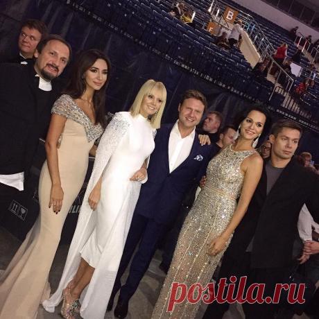 Зара в Instagram: «Артистический десант к творческому вечеру Виктора Дробыша готов! #instanow #Drobysh #showbiz»