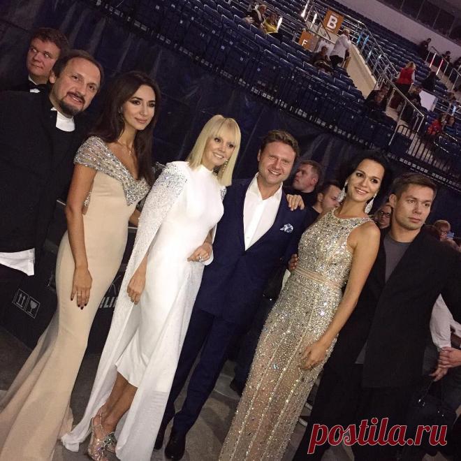 Зара в Instagram: «Артистический десант к творческому вечеру Виктора Дробыша готов! #instanow #Drobysh #showbiz»