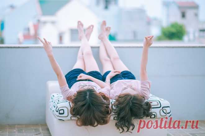 6 способов поднять настроение заболевшей подруге Если вы не 12-летний ребенок, который просто ищет повод, чтобы прогулять школу, никто не любит болеть. Но иногда болезнь - это способ нашего тела сказать нам, что нам нужно замедлиться, расслабиться и найти время для