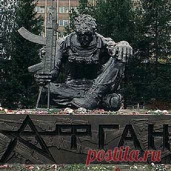 Вчера, казалось, было это,
Я был тогда еще курсант.
С улыбкой ты сказала: «Света!»
И я запомнил светлый бант.
И мы от музыки оглохли,
Тебя боялся потерять.
Сказала ты мне: «В танце Бог ты!»
Я не посмел тебя обнять.
И вот смотрю на это фото,
И слышу твой веселый смех…
Я прикрывать остался роту,
Чтоб заслонить собою всех!..