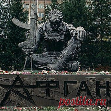 Вчера, казалось, было это,
Я был тогда еще курсант.
С улыбкой ты сказала: «Света!»
И я запомнил светлый бант.
И мы от музыки оглохли,
Тебя боялся потерять.
Сказала ты мне: «В танце Бог ты!»
Я не посмел тебя обнять.
И вот смотрю на это фото,
И слышу твой веселый смех…
Я прикрывать остался роту,
Чтоб заслонить собою всех!..