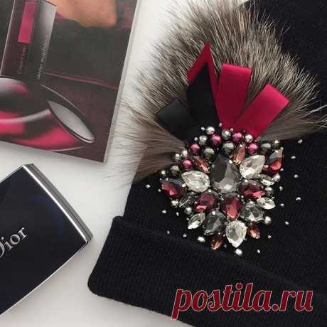 Решила показать новый дизайн поближе, что бы вы смогли хорошенько разглядеть 👀 Обратите внимание, что бусины разной фактуры, тут вам и жемчуг, и хрусталь, и бусины с металлическим эффектом 😊 Загляденье, правда? Лично я довольна результатом👸🏻
P.S. Девочки, кому понравился дизайн, решайтесь быстрее!
•••••••••••••••••••••••••••
-Цена шапок на такой основе от 2400 до 3500 руб
-Стоимость изделия зависит от дизайна и выбранного материала
- Возможны различные расцветки
- Диза...