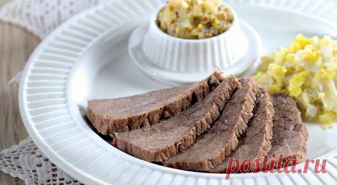 Отварная говядина с луком-пореем и яблочной горчицей 


Есть мнение, что отварное мясо полезнее жареного и тушеного. При отваривании содержащиеся в мясе экстрактивные вещества и пуриновые основания переходят в бульон и само мясо становится более диетиче…