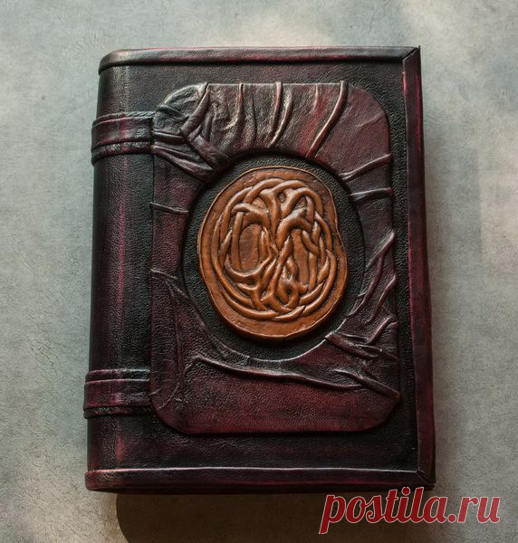 Мастер-класс - Этапы создания волшебной книги...Этапы создания волшебной книги
Получилась вот такая книга. Для практикующих волшебников. Записи, рисунки, засушенные цветы мандрагоры, хвосты от ящериц - всё туда!