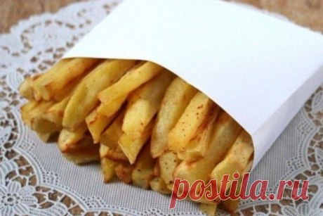 Картофель фри БЕЗ грамма МАСЛА! Даже детям порцию разрешаю съесть вечерком | Краше Всех Ингредиенты: Картофель молодой — 5-7 шт. Яичный белок — 2 шт. Соль — по вкусу Паприка сладкая молотая — по вкусу Перец чёрный молотый — по вкусу Способ приготовления: 1. Картофель почистить, нарезать брусочками толщиной 1 см. 2. Яичные белки взбить до пены. 3. Добавить соль, сладкую паприку, чёрный перец, перемешать. 4. Картофель переложить в глубокую чашку, добавить яичные белки и хоро...