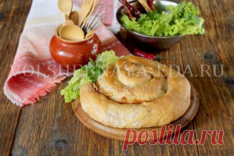 Вертута с мясом Вот пример национальной особенности. Одни и те же продукты, практически в схожих пропорциях, но разные способы формовки, приготовления, и в результате - совершенно непохожие блюда. Самое обычное тесто из воды, муки, постного масла и щепотки соли замешивают как для пельменей и вареников, так и для слоистого пирога в виде улитки — молдавской вертуты с мясом, тыквой, капустой, творогом или фруктами.