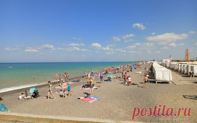 Новофедоровка, Крым - пляжи и отдых на море |
Небольшой курортный поселок Новофёдоровка находиться недалеко от г. Саки, на западном побережье Крыма. Сюда можно приехать отдыхать как семейным кругом, так и шумной компанией.
Отличительные особенности курорта — протяженные пляжи Новофедоровки, которые состоят из мелкой гальки и песка, плюс ко всему здесь умеренные цены. Вдобавок, тут есть лечебные грязи, помогающие при неврологических и кожных заболеваниях.