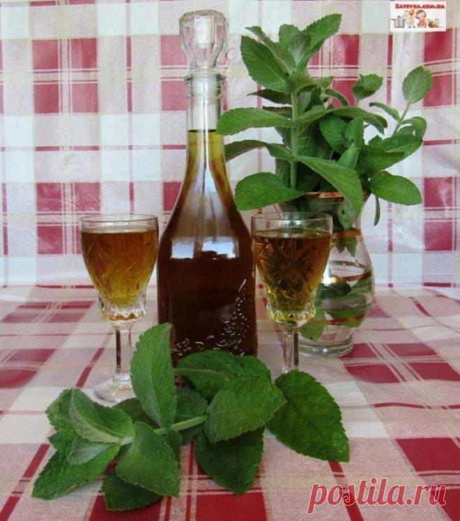 Мятный ликёр Мятный ликер на водке считается женским алкогольным напитком. Он получается нежным и сладким, хорош как в неразбавленном виде, так и как дополнение для приготовления коктейлей.Ингредиенты:мята – 15 гр.;сахар – 150 гр.;водка – 500 мл.;вода – 250 мл.Приготовление:Подготовим все ингредиенты....