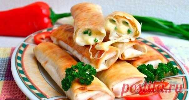 Лаваш, жаренный с сыром. Любимая закуска! Подать вкуснейший, хрустящий лаваш, жареный с сыром, в горячем виде с любым соусом.
