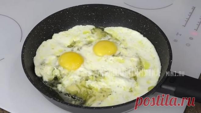 Яичница с солеными огурцами Да! Это невероятно вкусно!