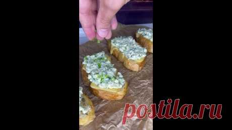 Вкусный завтрак 

Нам понадобится:
Батон
Сыр
Сливочное масло
Яйцо
Огурец
Зелень
Майонез (сметана)
Горчица