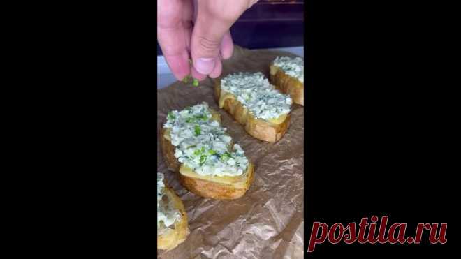 Вкусный завтрак 

Нам понадобится:
Батон
Сыр
Сливочное масло
Яйцо
Огурец
Зелень
Майонез (сметана)
Горчица