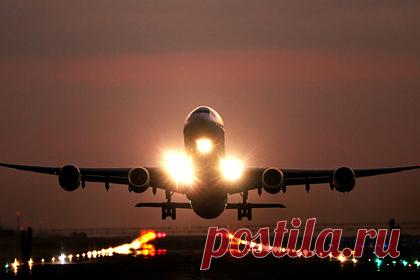 Стюардесса рассказала о кутежах с пассажирами после рейсов и взволновала фанатов. Американская стюардесса рассказала на видео в TikTok, что члены экипажа порой любят отправиться на вечеринку с пассажирами после рейсов. В записи Сьерра Мист, у которой больше трех миллионов подписчиков, отметила, что после приземления ее коллеги любят «тусоваться не только друг с другом, но и с веселыми пассажирами».