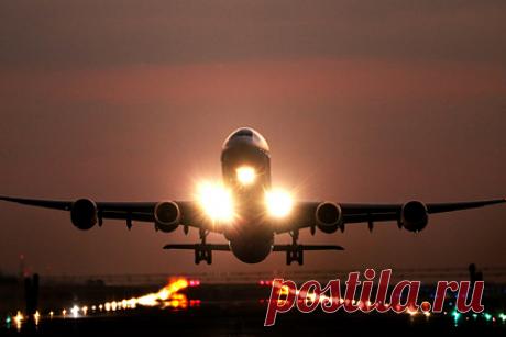 Стюардесса рассказала о кутежах с пассажирами после рейсов и взволновала фанатов. Американская стюардесса рассказала на видео в TikTok, что члены экипажа порой любят отправиться на вечеринку с пассажирами после рейсов. В записи Сьерра Мист, у которой больше трех миллионов подписчиков, отметила, что после приземления ее коллеги любят «тусоваться не только друг с другом, но и с веселыми пассажирами».