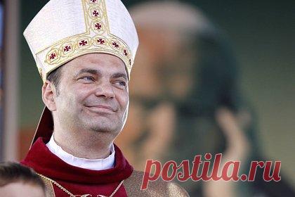 Польские священники устроили оргию и довели стриптизера до обморока. Что известно о секс-скандале, разозлившем Ватикан?. Ватикан отправил в отставку польского епископа Гжегожа Кашака. Причиной стал скандал из-за оргии с участием священнослужителей, якобы устроенной в его епархии. Случившееся больше месяца обсуждала вся страна, инцидент привлек внимание правоохранительных органов, а кто-то из возмущенных прихожан пытался поджечь храм.