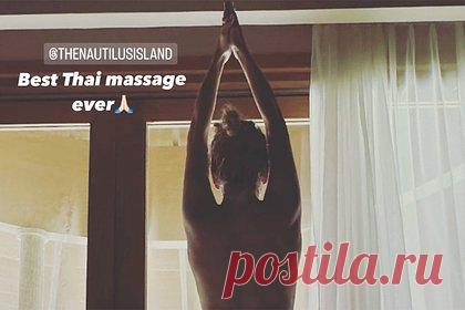 50-летняя Юлия Высоцкая снялась топлес. Актриса и телеведущая Юлия Высоцкая снялась в откровенном виде на отдыхе. 50-летняя артистка, находясь на Мальдивах, предстала перед камерой в черных укороченных шортах. При этом звезда отказалась от бюстгальтера, демонстрируя оголенную спину. Кроме того, знаменитость собрала волосы в высокий небрежный пучок.