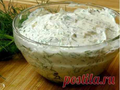 Вкуснейший огуречный соус вместо майонеза! Готовлю этот соус на все торжества! Готовлю этот соус на все ТОРЖЕСТВА, так как не все гости кушают майонез. Когда я в первый раз приготовила, даже и не думала, что он вызовет такой восторг