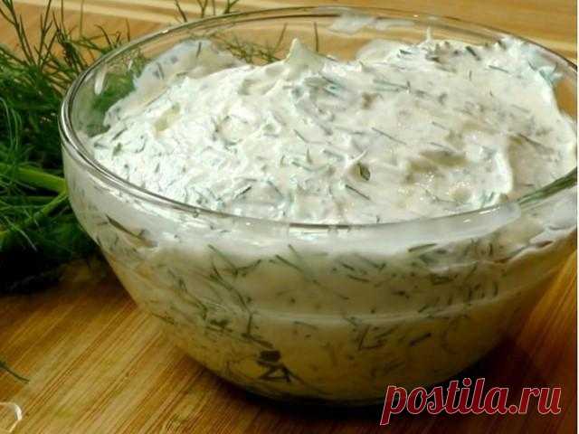 Вкуснейший огуречный соус вместо майонеза! Готовлю этот соус на все торжества! Готовлю этот соус на все ТОРЖЕСТВА, так как не все гости кушают майонез. Когда я в первый раз приготовила, даже и не думала, что он вызовет такой восторг