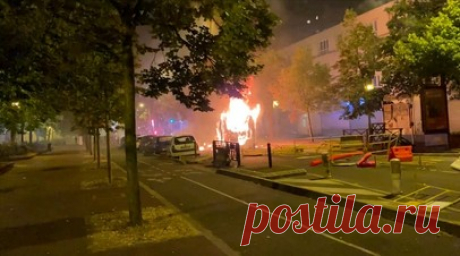Во Франции начались беспорядки после убийства подростка полицией. В пригороде Парижа начались массовые протесты, после того как полицейские убили 17-летнего подростка за отказ выполнять их требования. Инцидент спровоцировал стихийные беспорядки в ряде французских городов. Демонстранты поджигали мусорные баки и строительные леса, разбивали витрины и остановки. Начались стычки с полицией. Протестующие также подожгли здание мэрии города Мант в департаменте Ивелин. По данным полиции, 24 человека…
