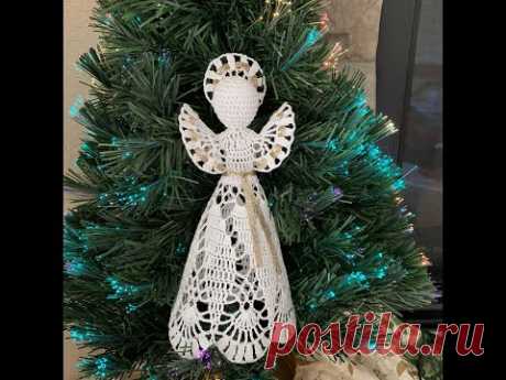 Праздничный Рождественский ангел с золотой отделкой. Christmas angel with golden trim.
