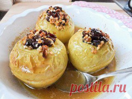Запеченные яблоки с орехами, медом и сухофруктами | Готовим вместе