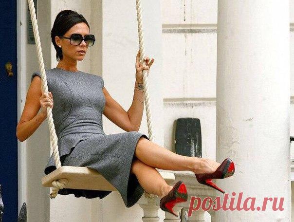 20 вещей, которые нужно вычеркнуть навсегда, ведь они делают из тебя старуху А Вы согласны с этим? 1. Сумка в тон туфель и бижутерия в наборе также сегодня крайне неактуальны и автоматически накидывают пару-тройку лет. 2. Избегайте оливковых, болотных и прочих землистых тонов, которые рефлексируют на лицо и придают ему нездоровую бледность. 3. Приверженность многих женщин к роскошным тканям, таким как бархат, атлас, кружева и люрексы, особенно в дневное время, работает против них. 4. Чтобы не…