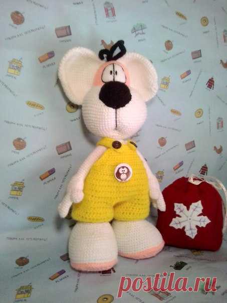 Дарья Сахарова 
Связался у меня мышонок Диддл. Описание брала в Норка, но немного изменила. Связан из Милк Коттона( 1,5 моточка), шортики из акрила. Глазки вышивала на фетре и потом пришила. Дополнительно сделала мешочек для подарка из фетра.
#хвастикопост