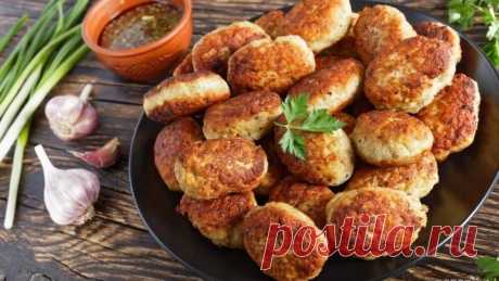Капустники, дочь их с КОТЛЕТАМИ перепутала: "Ого какие вкусные котлеты!" Капустники. На вид они и правда, как обычные котлеты, но на вкус совершенно другие. Они нежные, сочные, мягкие и вкусные. Особенно вкусные они, конечно, получаются с молодой капустой, но сейчас какая есть, выбирать не приходится. 

***************************
Рецепт:
Капуста -500гр.
Фарш – 600гр.
Яйцо -1шт.
Луковица -2шт.
Соль -1ч.л.
Черный перец – по вкусу