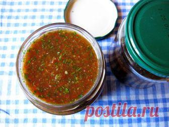 Томатный соус с кинзой для шашлыка Кинзу промойте и крупно нарежьте.