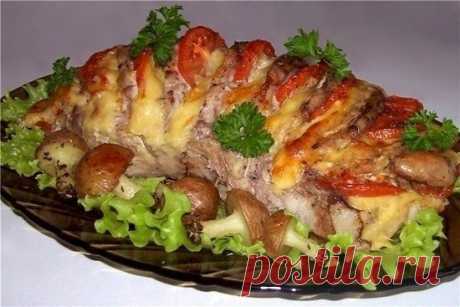 Свинина, запеченная гармошкой, с картофельными грибочками. Рецепт Сыр порезать пластинами толщиной 3–4 мм. Помидоры порезать кружочками. Чеснок порезать пластинками.