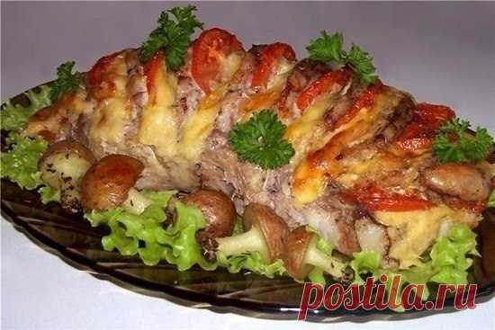 Свинина, запеченная гармошкой, с картофельными грибочками. Рецепт Сыр порезать пластинами толщиной 3–4 мм. Помидоры порезать кружочками. Чеснок порезать пластинками.