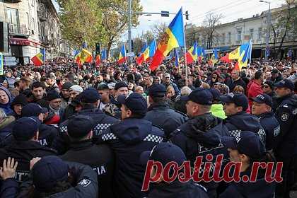 Оппозиция Молдавии потребовала освободить задержанных во время протестов. Оппозиция Молдавии потребовала освободить задержанных во время акции протеста, которые пикетировали возле здания Апелляционной палаты Кишинева. «Наши сторонники были задержаны и арестованы вчера без конкретных доказательств. Требуем освободить их», — заявил депутат городского собрания столицы Юрий Кузнецов.