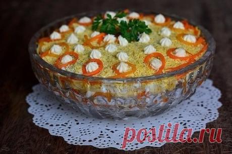 САЛАТ Царская трапеза
ОООчень вкусный ! Сохраните !
ИНГРЕДИЕНТЫ
филе куриное 250 г
яйца куриные 3 шт.
морковь корейская 130 г
сыр 100 г
майонез по вкусу
зелень для украшения
соль по вкусу
ПРОЦЕСС ПРИГОТОВЛЕНИЯ
Куриное филе отварить, остудить прямо в бульоне (тогда филе будет сочным), нарезать соломкой. Выложить в салатник первым слоем, сделать сеточку из майонеза.
Второй слой — морковка по-корейски, сверху — сеточка из майонеза.
Сыр натереть на мелкой терке и выложить третьим слоем.
На сыр в