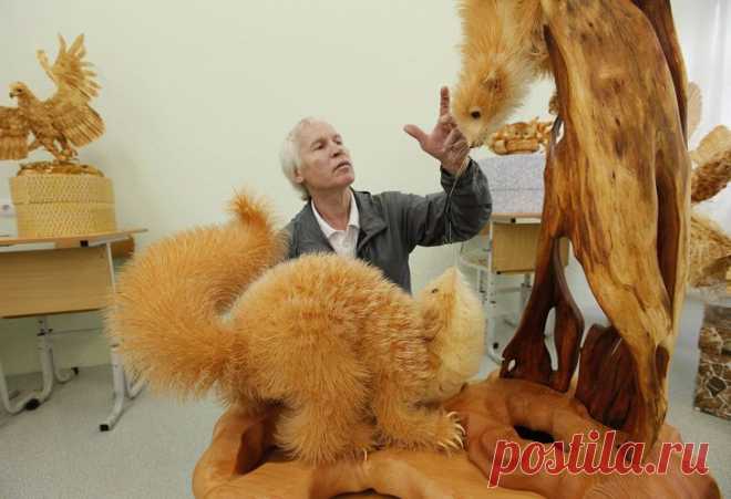 Сергей Бобков работает учителем в школе села Кожаны Красноярского края.